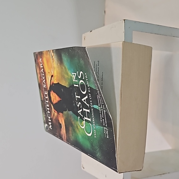 Luna Book CAST IN CHAOS THE chronicles of Elantra Michelle Sagara 2010 Paperback - Picture 12 of 17